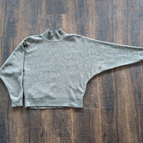 Doleman sleeve crop sweater - Picture 2 of 3